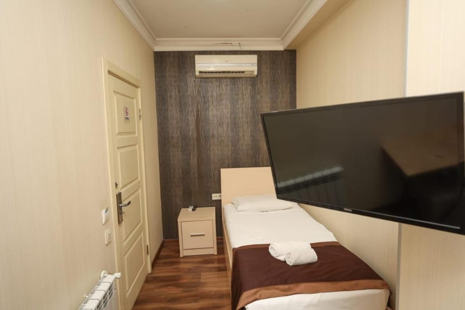 Bed, TV and multimedia, Living room, Photo of the whole room, Seating area, Bedroom, internet, towels, air conditioner