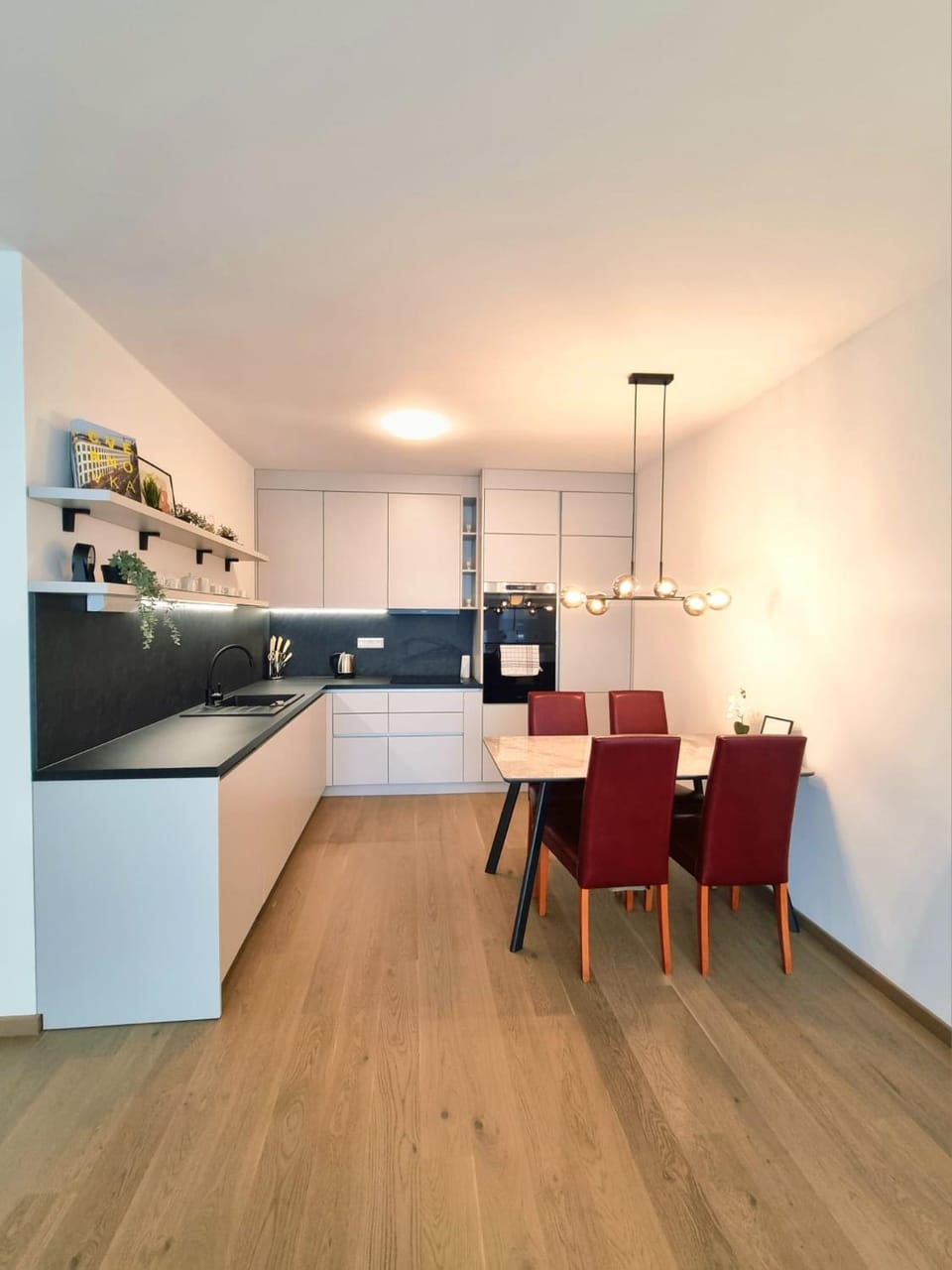 Kitchen or kitchenette, Seating area, Dining area, pet friendly