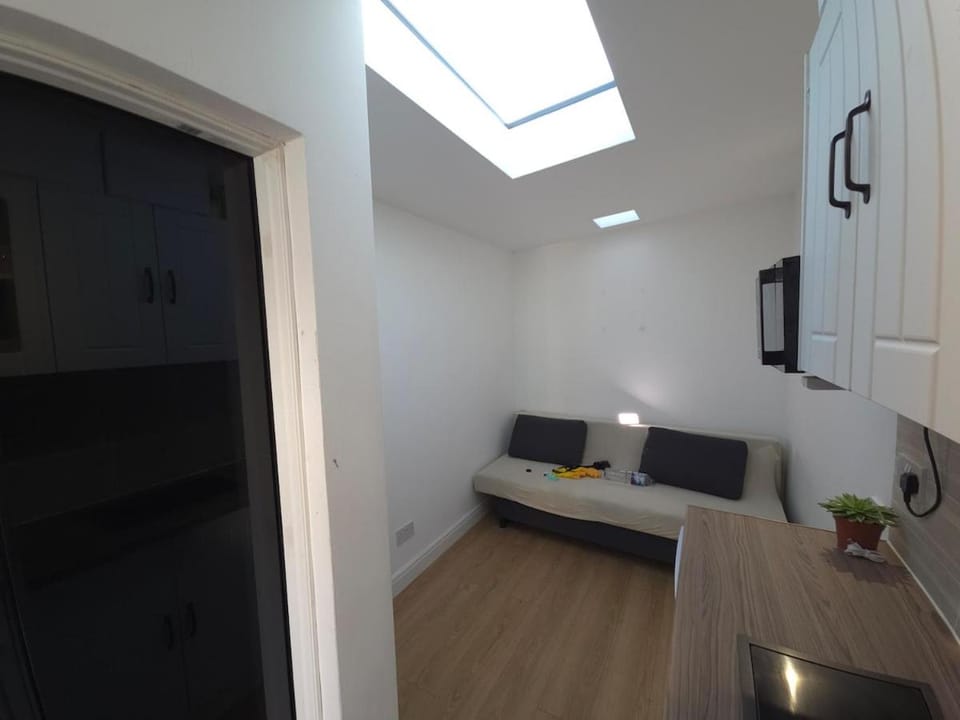 Chic Cosy - 10m2 Home in CR7 House in Croydon