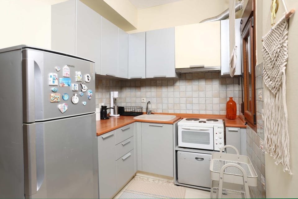 Coffee/tea facilities, Kitchen or kitchenette, oven, stove