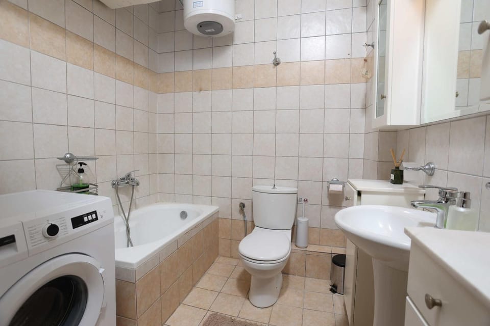 Toilet, Bathroom, Bath, towels, washing machine