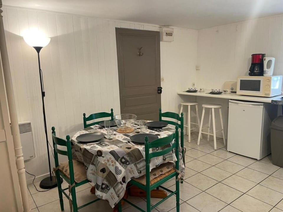 Coffee/tea facilities, Kitchen or kitchenette, Dining area, stove, toaster