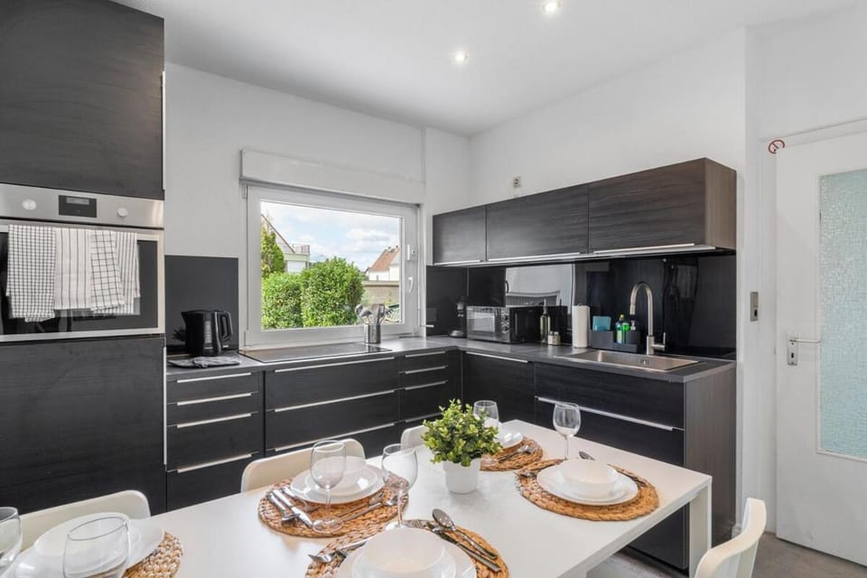 Kitchen or kitchenette, Dining area, oven, stove