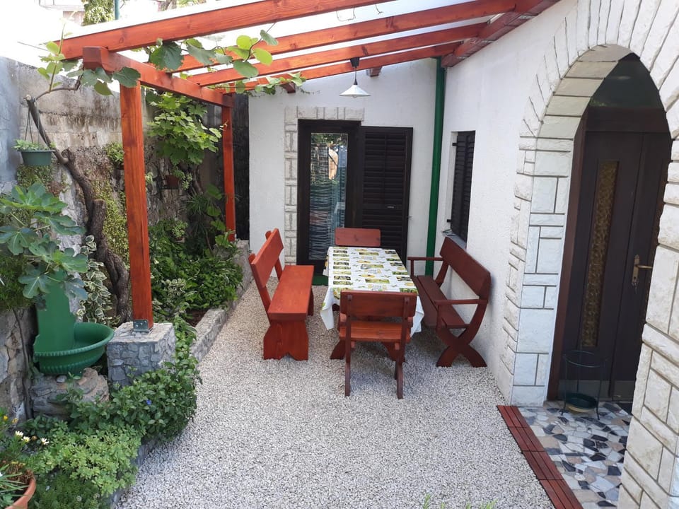 Patio, Facade/entrance
