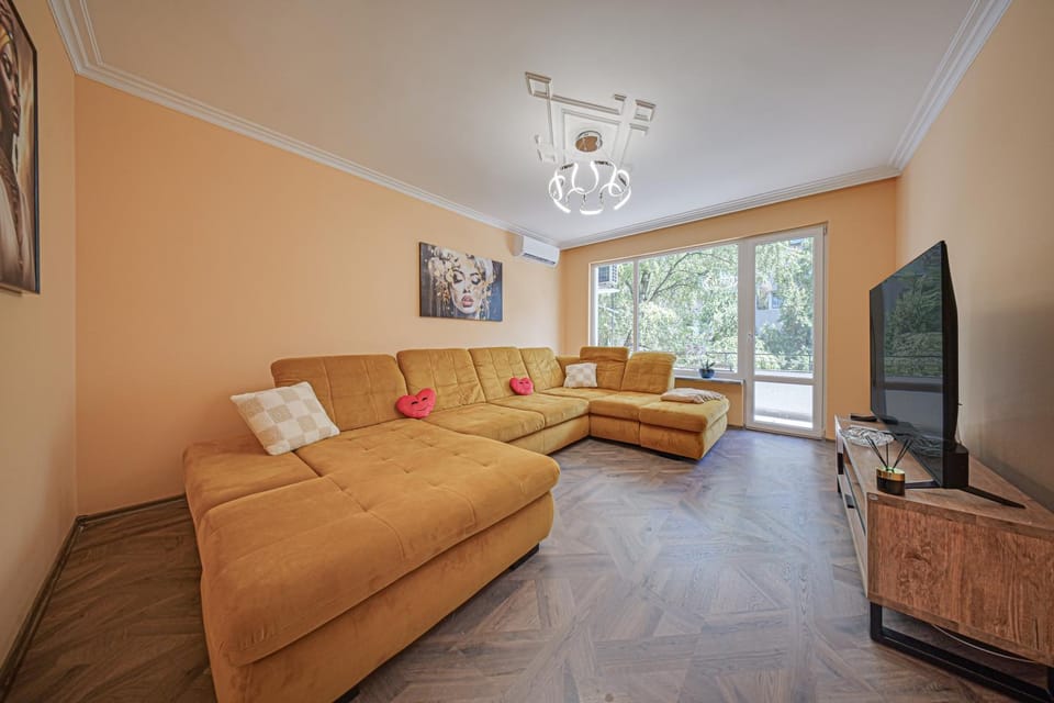 Communal lounge/ TV room, TV and multimedia, Living room, Seating area, Evening entertainment