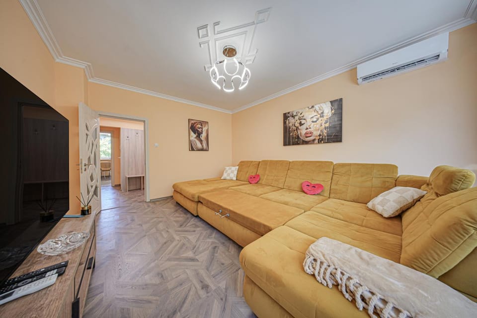 Communal lounge/ TV room, TV and multimedia, Living room, Seating area, Evening entertainment