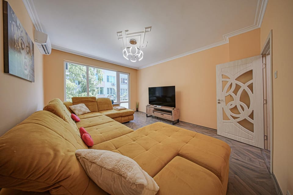 Communal lounge/ TV room, TV and multimedia, Living room, Seating area, Evening entertainment