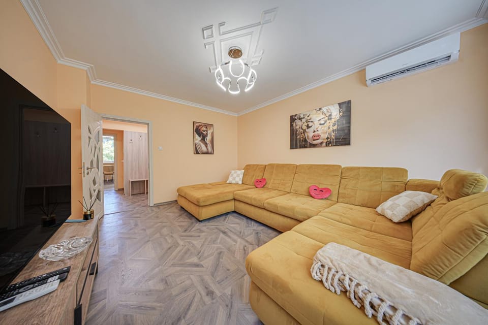 Communal lounge/ TV room, TV and multimedia, Living room, Seating area, Evening entertainment