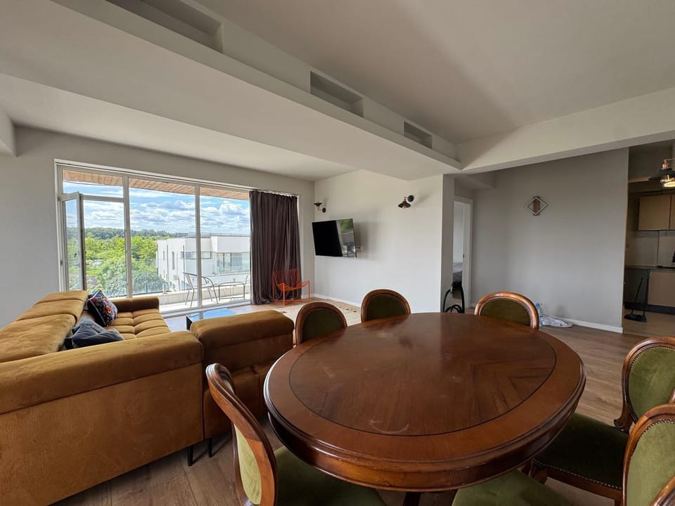 TV and multimedia, Living room, Seating area, Dining area
