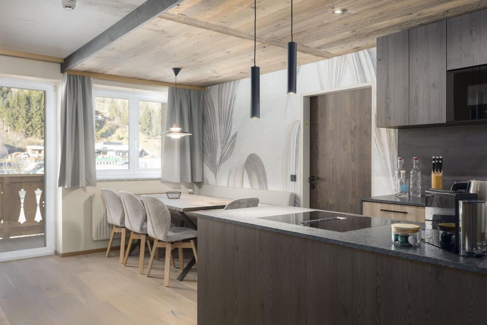 Coffee/tea facilities, Kitchen or kitchenette, Dining area, Communal kitchen