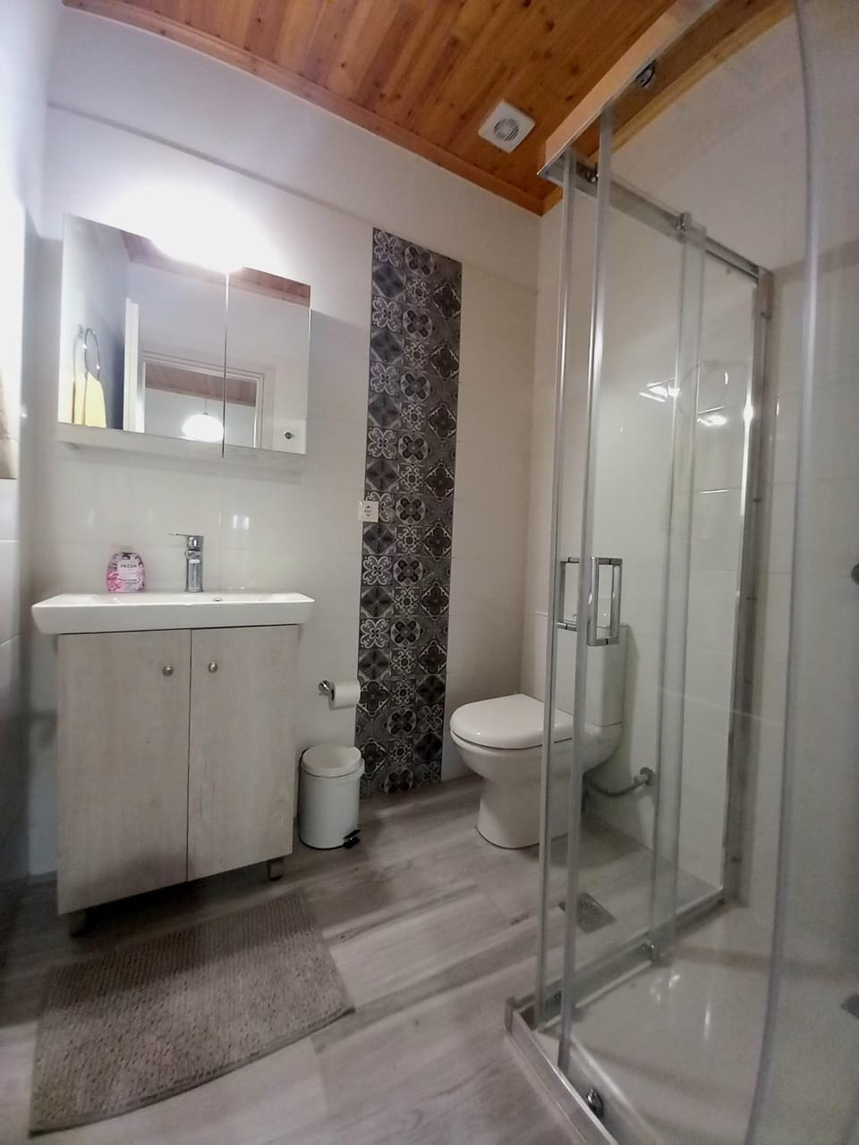 Shower, Toilet