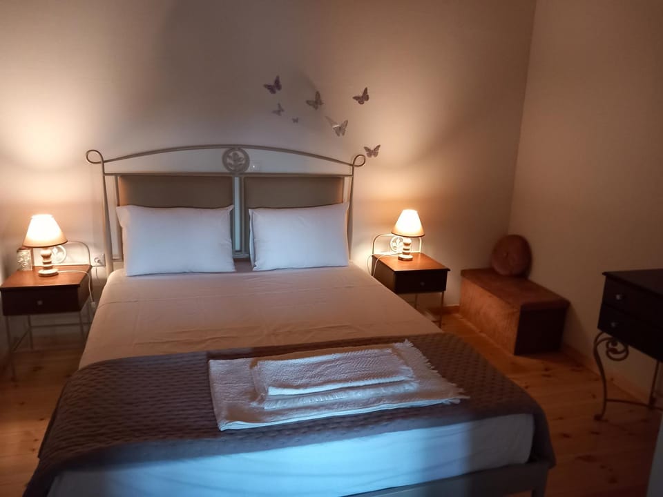 Bed, Bedroom, towels