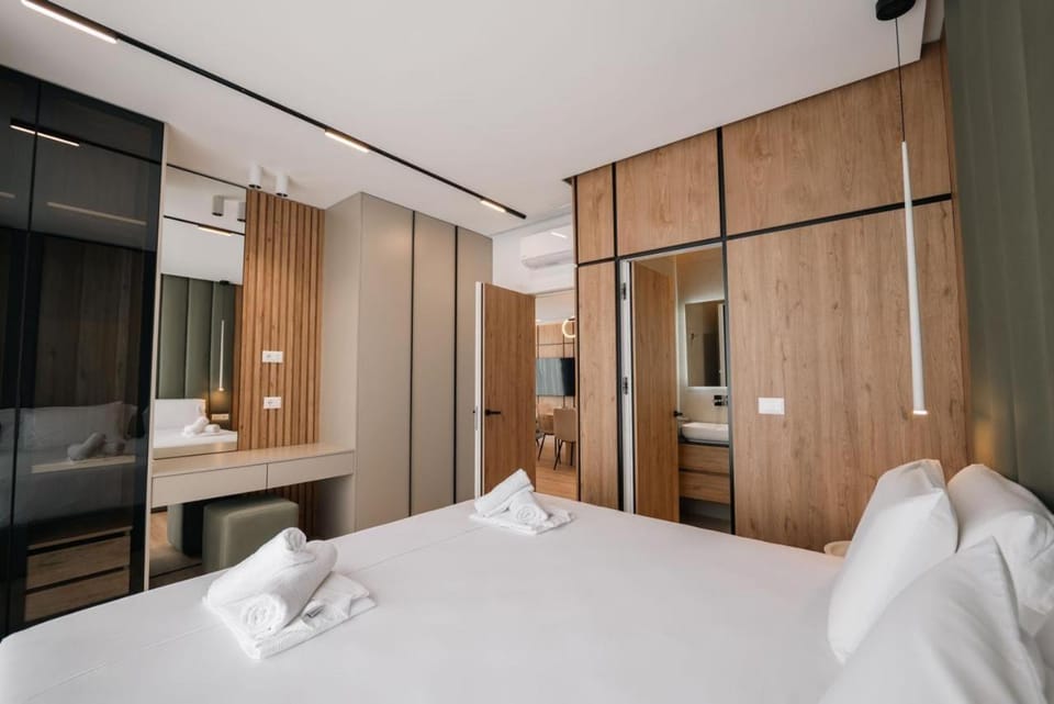 Bed, Bathroom, Photo of the whole room, Bedroom, towels, wardrobe