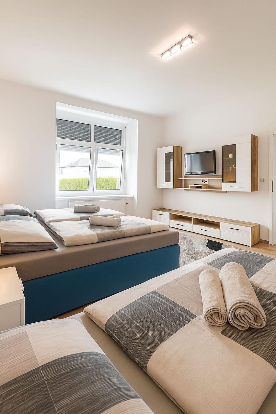 TV and multimedia, Photo of the whole room, Bedroom