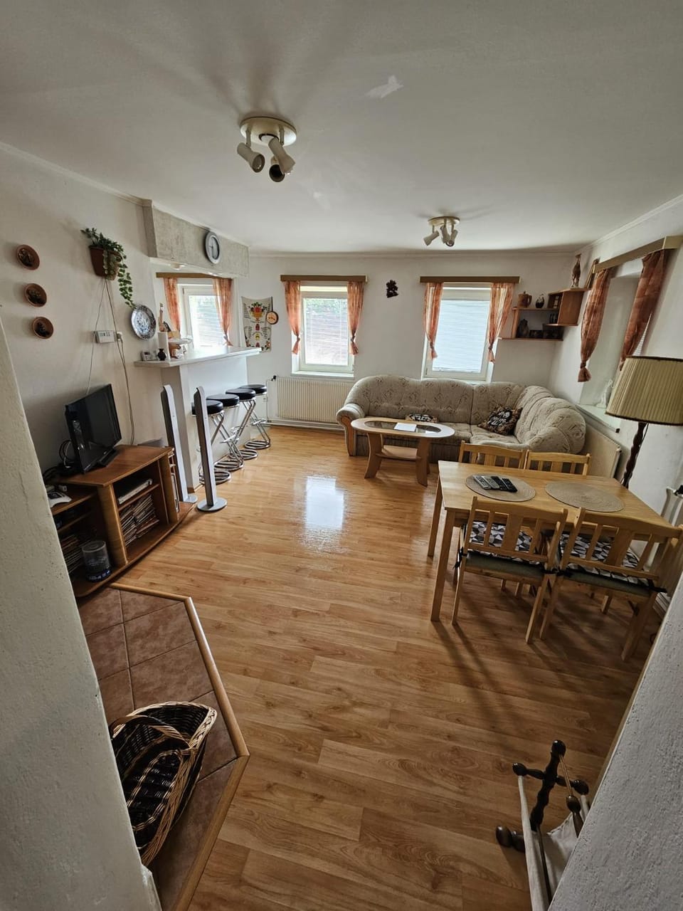 TV and multimedia, Kitchen or kitchenette, Living room, Seating area, Dining area