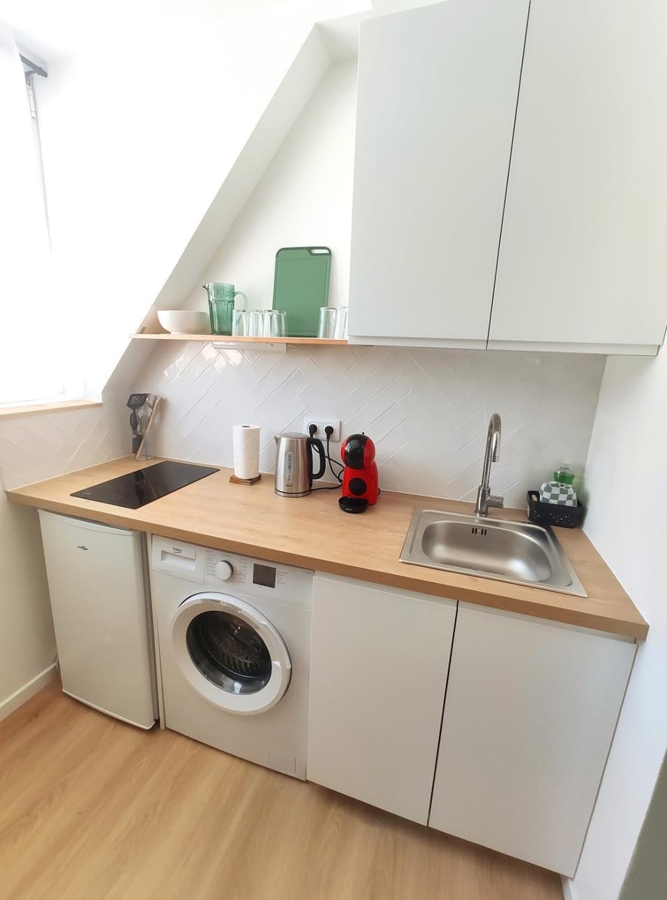 Coffee/tea facilities, Kitchen or kitchenette, stove