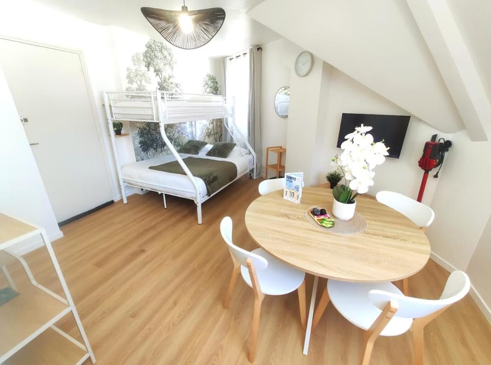 Bed, Photo of the whole room, Dining area