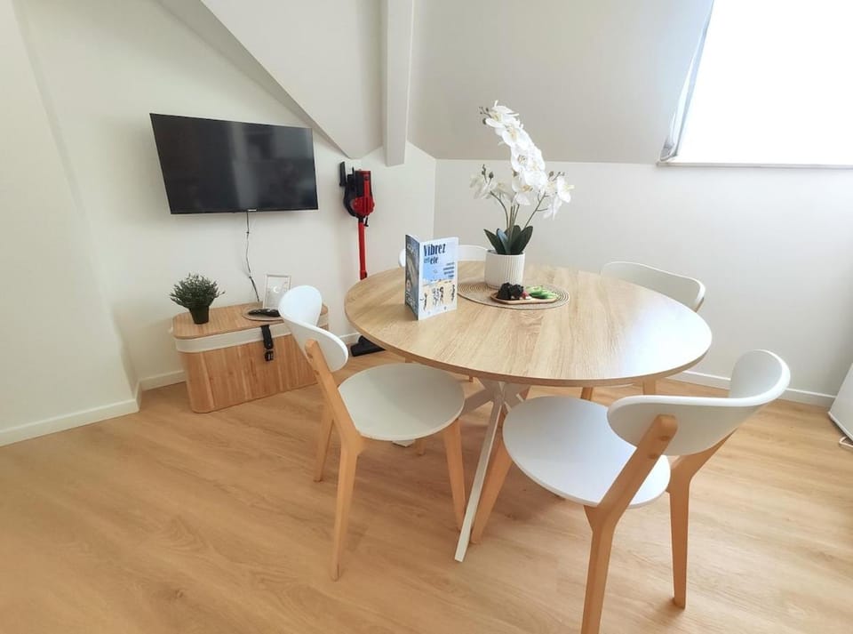 TV and multimedia, Seating area, Dining area