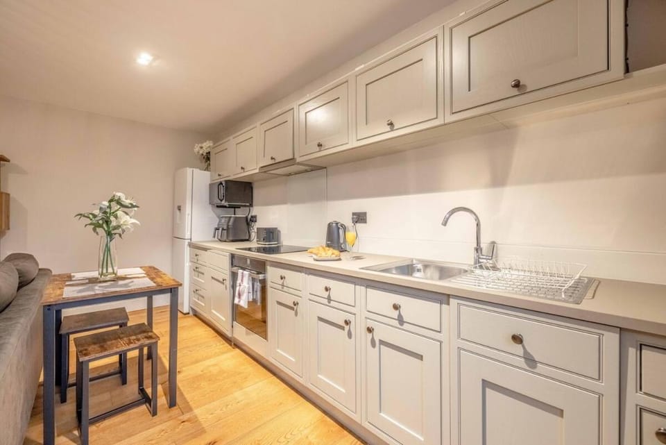 Your Perfect 1 Bed Escape in Windsor - By Tempstay Apartment in Windsor