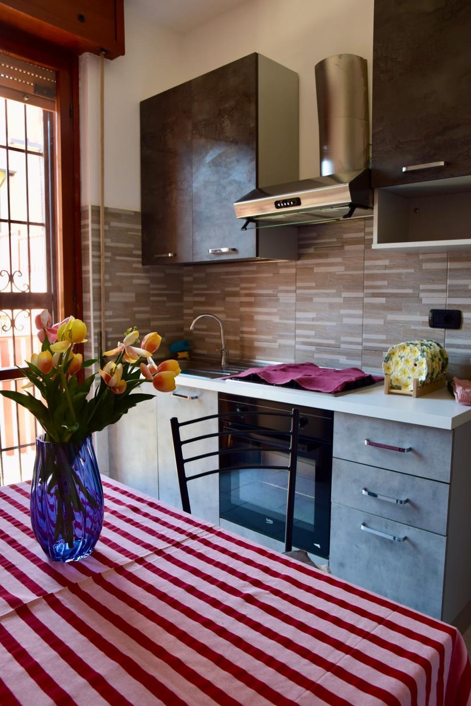 Kitchen or kitchenette, Dining area, stove