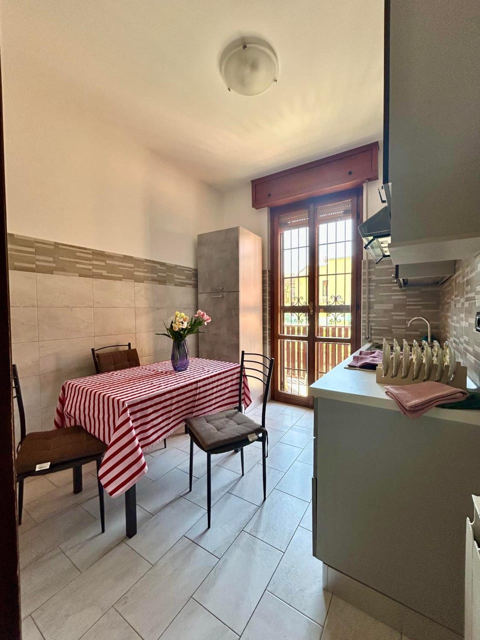 Kitchen or kitchenette, Food and drinks, Dining area, Food