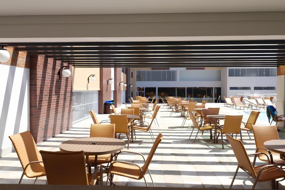 Restaurant/places to eat, People, Living room, Banquet/Function facilities, Seating area, group of guests