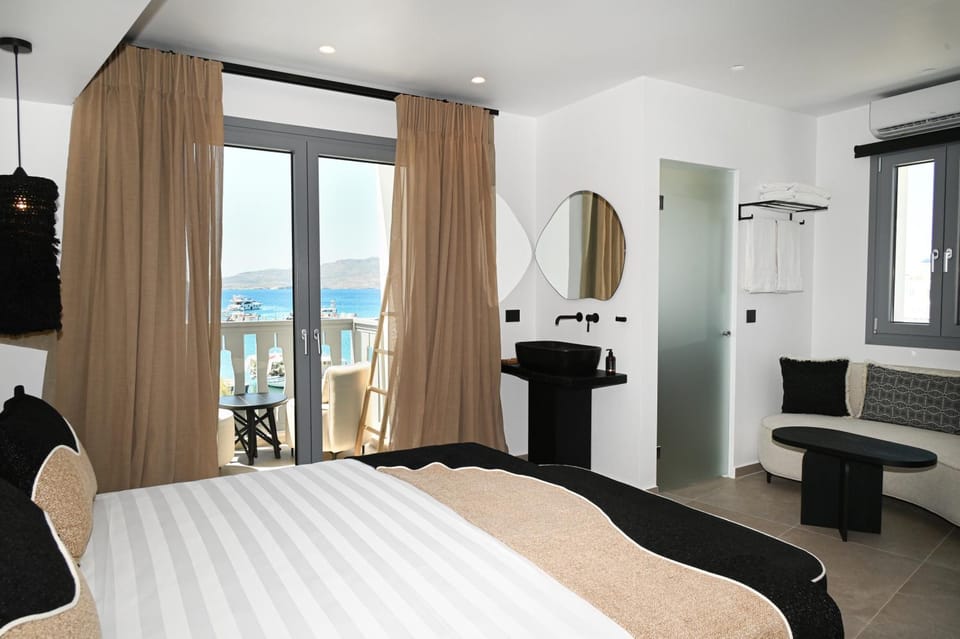 Photo of the whole room, Sea view