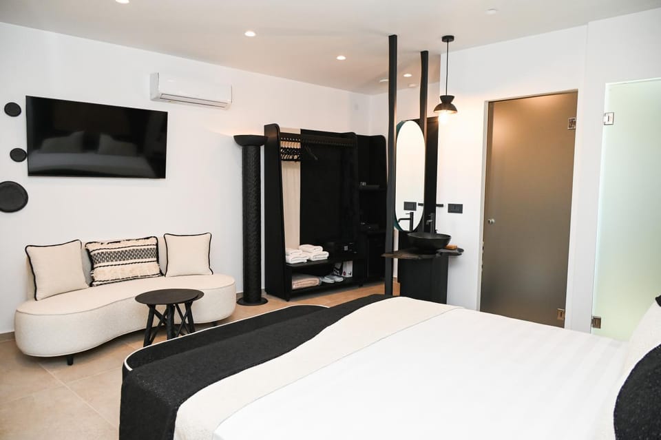 Bed, Photo of the whole room, wardrobe
