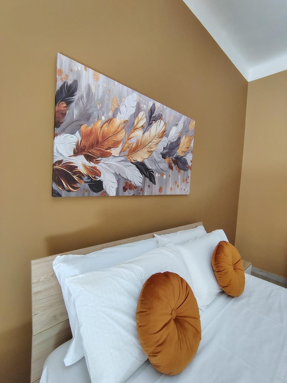 Bed, Photo of the whole room, Decorative detail, Bedroom