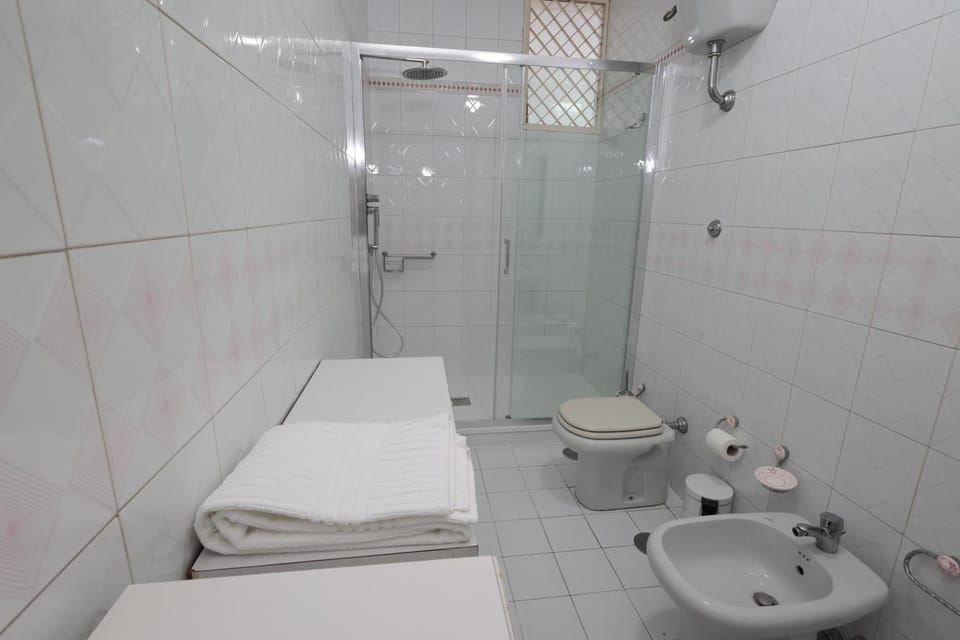Shower, Toilet, Bathroom, towels