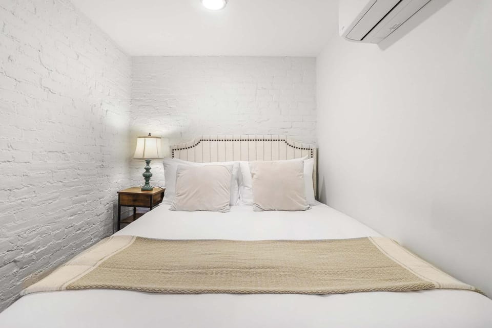 Sojourn Charming Lower Level Studio - Capitol Hill House in Capitol Hill