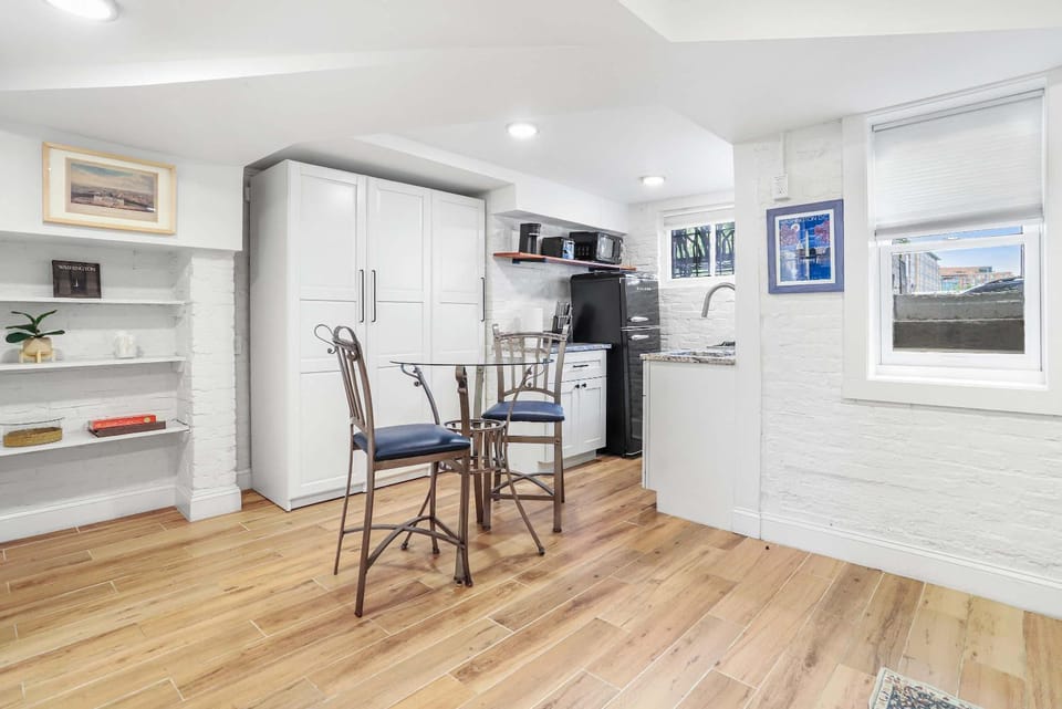 Sojourn Charming Lower Level Studio - Capitol Hill House in Capitol Hill