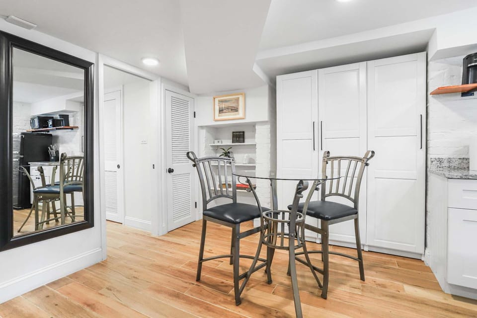 Sojourn Charming Lower Level Studio - Capitol Hill House in Capitol Hill