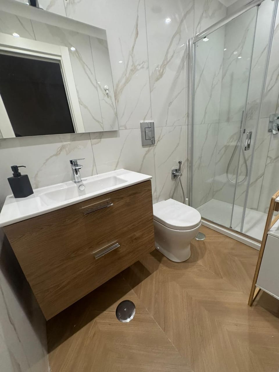 Shower, Toilet, Bathroom, towels