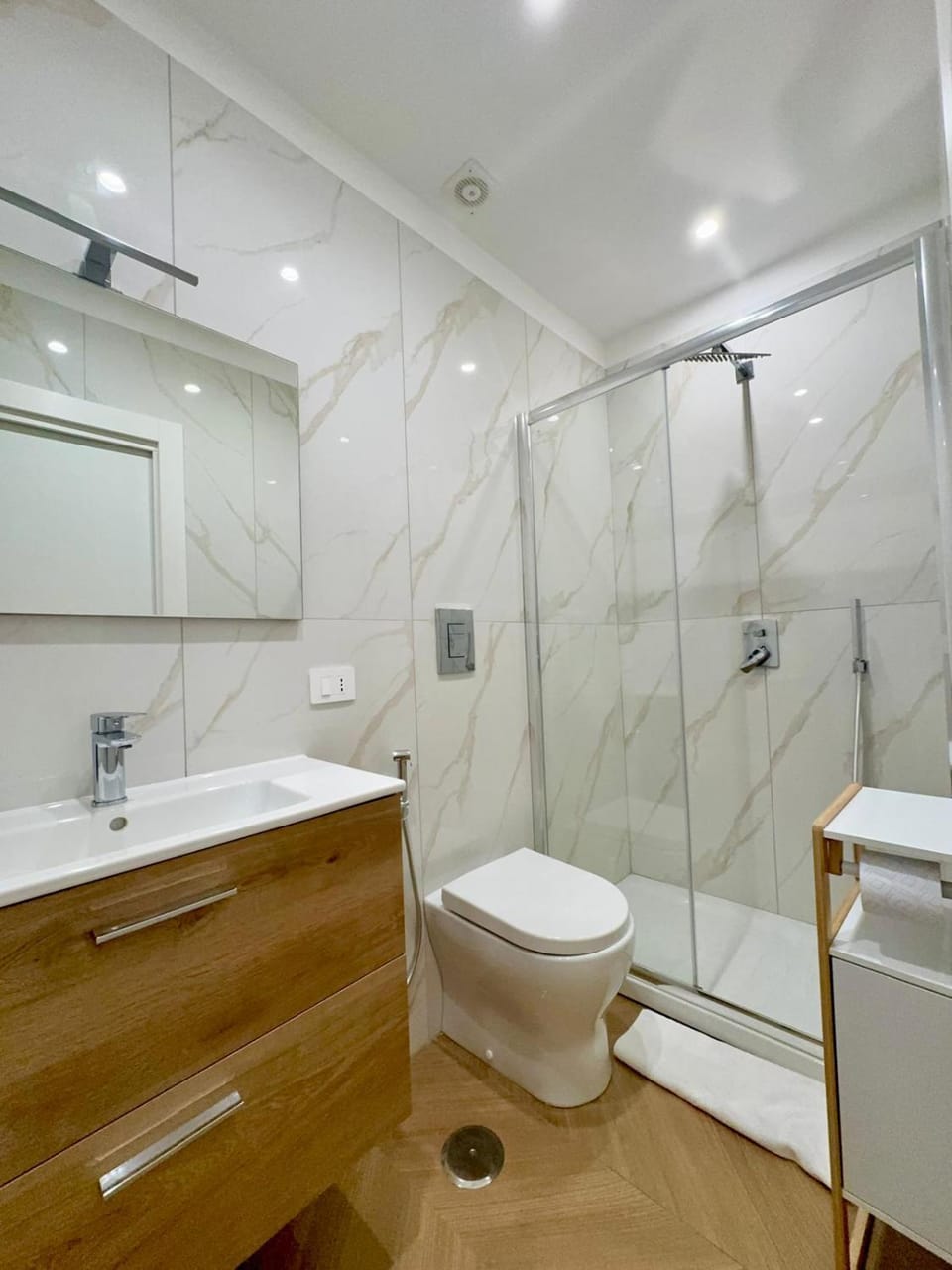 Shower, Toilet, Bathroom, towels