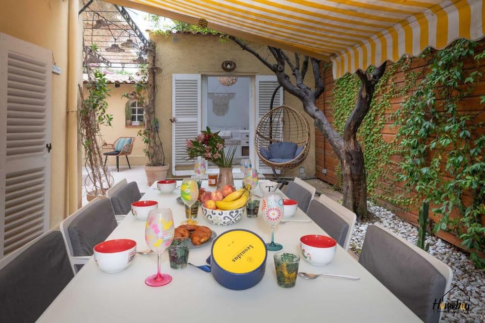 Patio, Day, View (from property/room), Balcony/Terrace, Living room, Food and drinks, Seating area, Dining area, Drinks