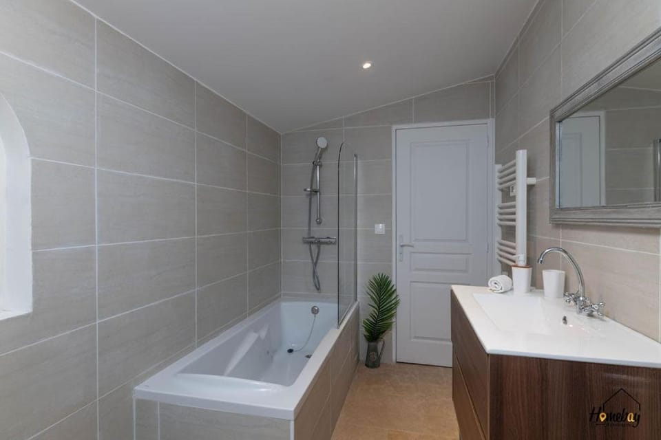 Bathroom, Bath, towels