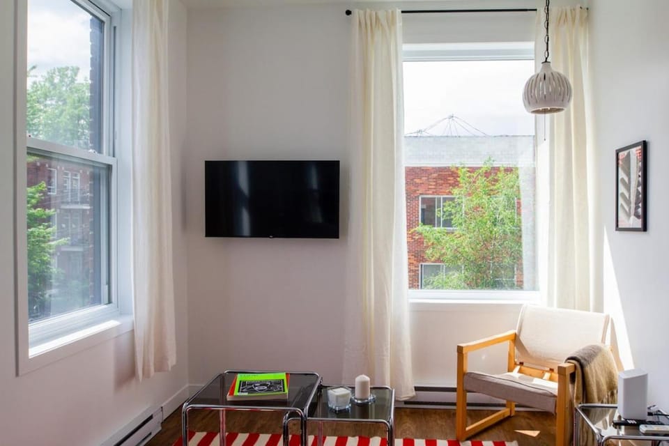 Appartement cozy et lumineux avec parking Apartment in Laval