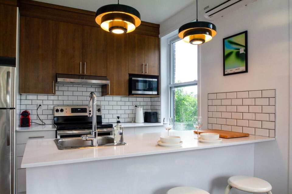 Appartement cozy et lumineux avec parking Apartment in Laval