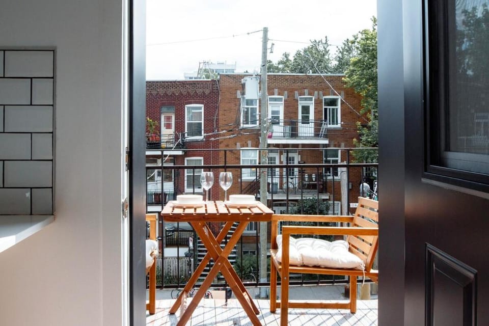 Appartement cozy et lumineux avec parking Apartment in Laval