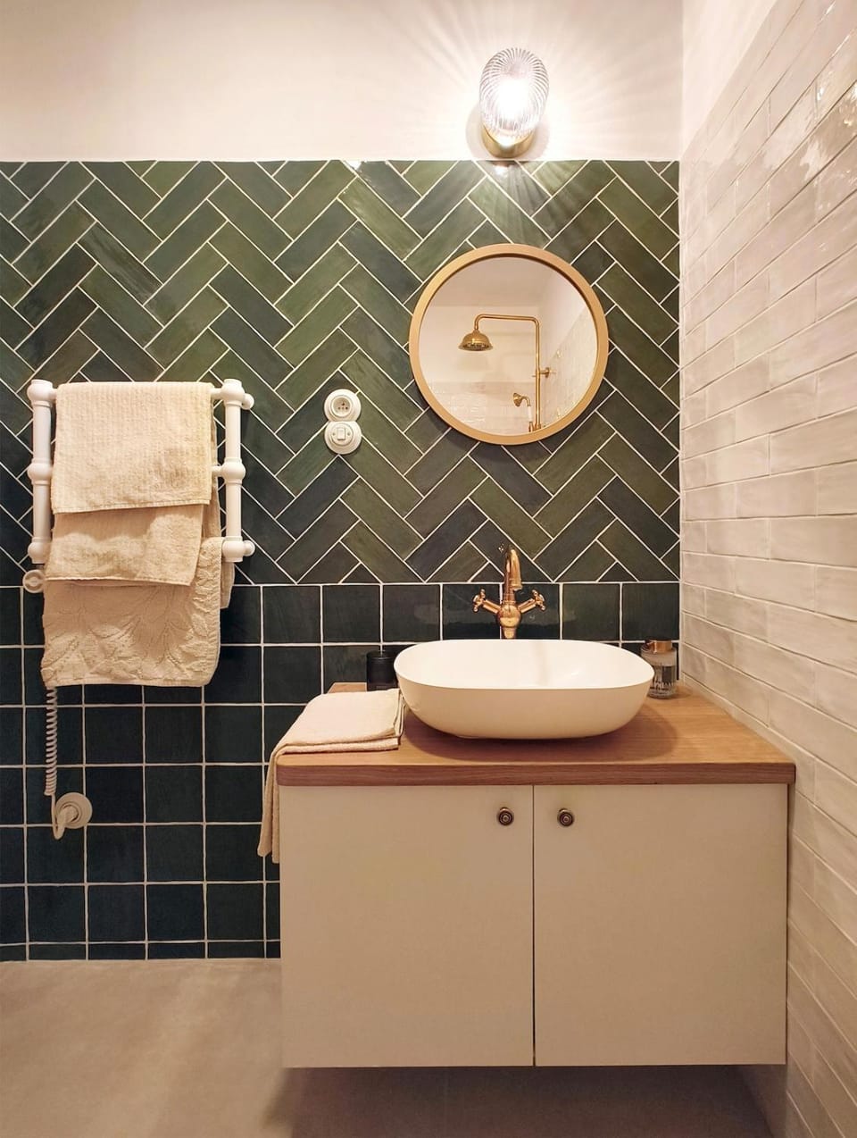 Bathroom, towels