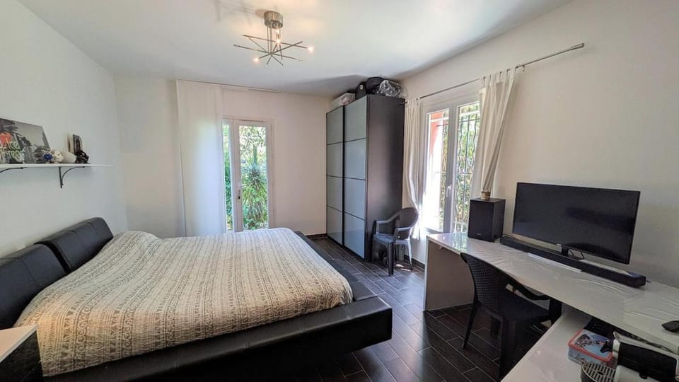 Bed, TV and multimedia, Photo of the whole room, Bedroom, air conditioner