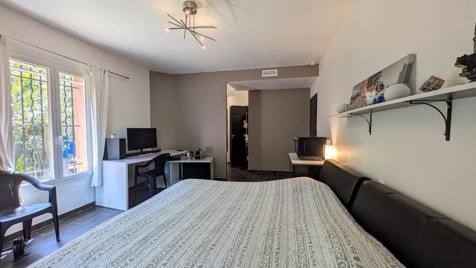 Bed, TV and multimedia, Coffee/tea facilities, Living room, Photo of the whole room, Bedroom, wardrobe, air conditioner