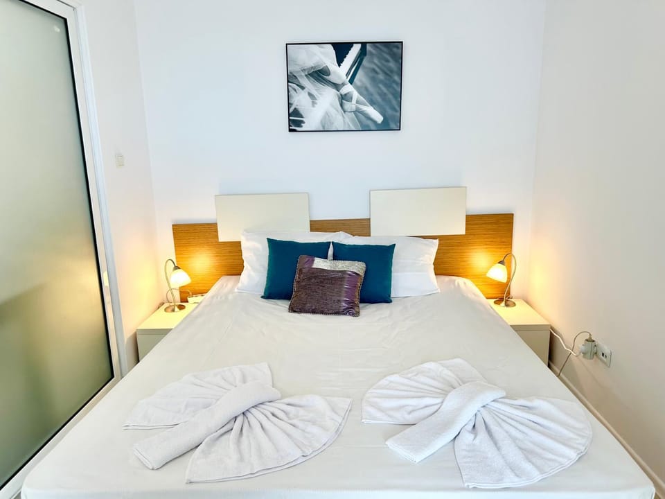 Bed, Photo of the whole room, Bedroom, towels