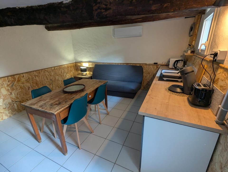 Coffee/tea facilities, Kitchen or kitchenette, Seating area, Dining area, toaster