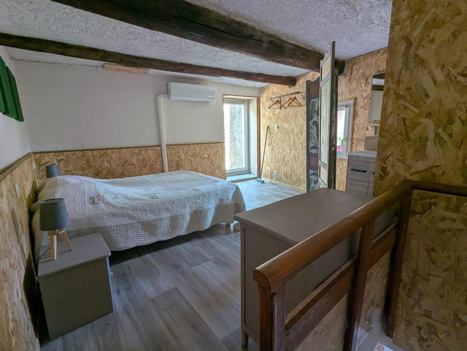 Bed, Photo of the whole room, Bedroom