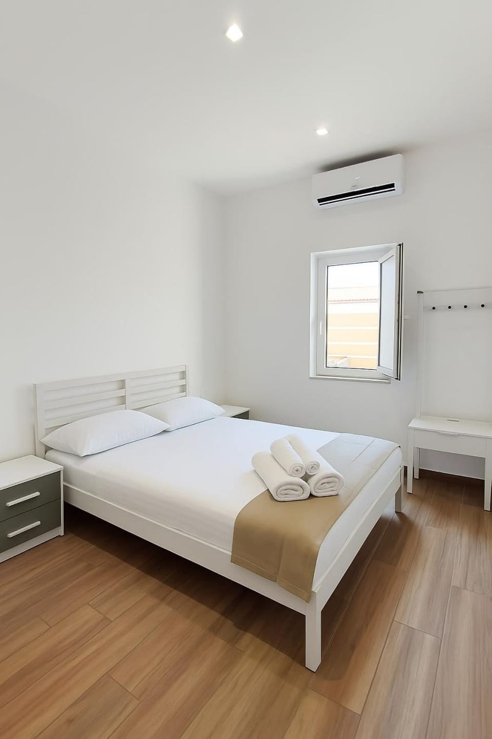 Photo of the whole room, Bedroom, air conditioner