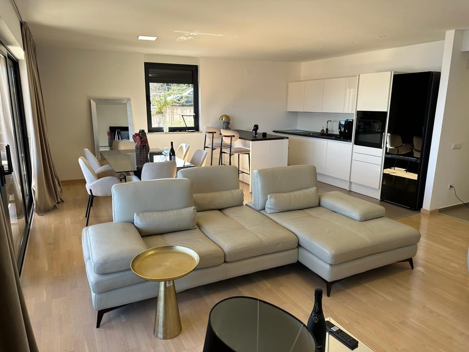 Zora Residence - Free Swimming pool and Garage Parking Apartment in Opatija