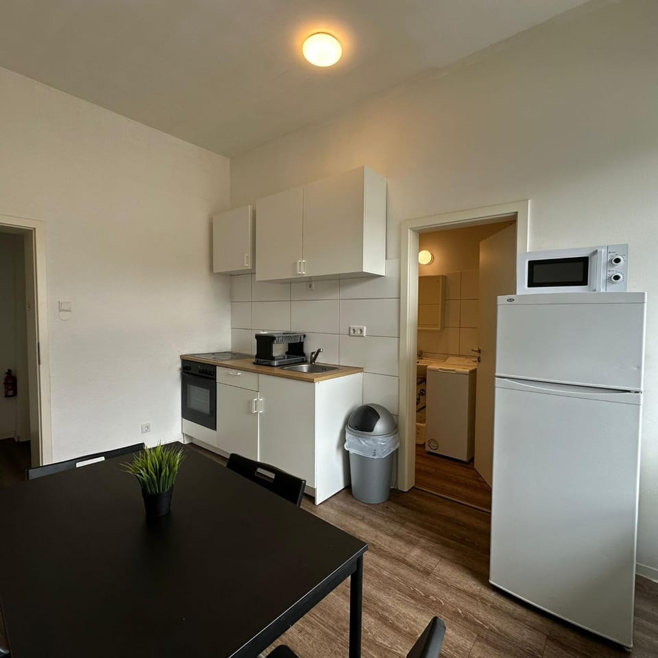 Kitchen or kitchenette, Dining area, oven, stove