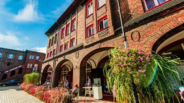 Property building, Restaurant/places to eat, Day